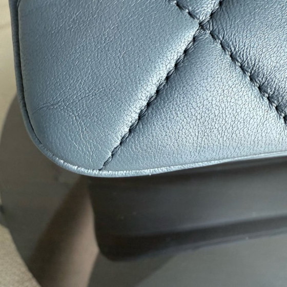 Image 1 of Chanel Trendy CC Small - Gewatteerd lamsleer, Haze Blue, gouden hardware, serie 26