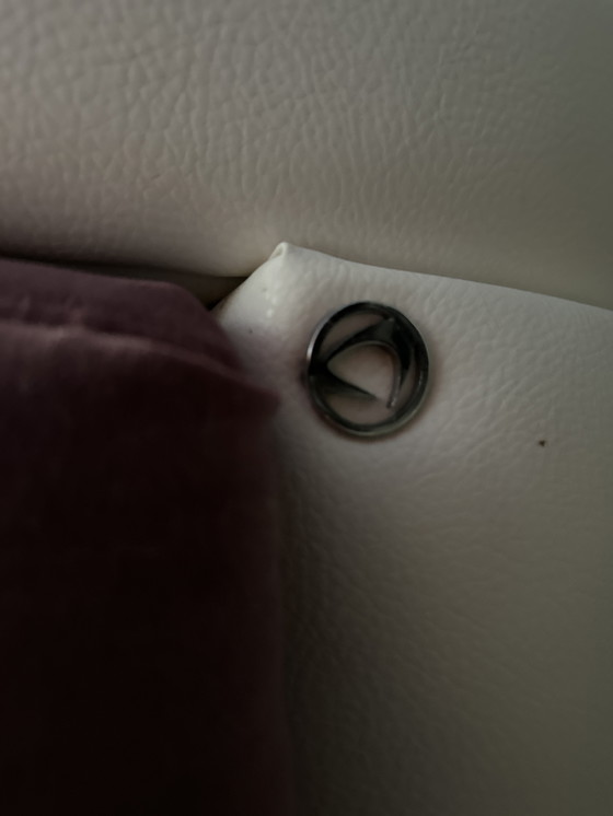 Image 1 of Slaapbank met opbergruimte – Roze fluweel en witte armleuningen