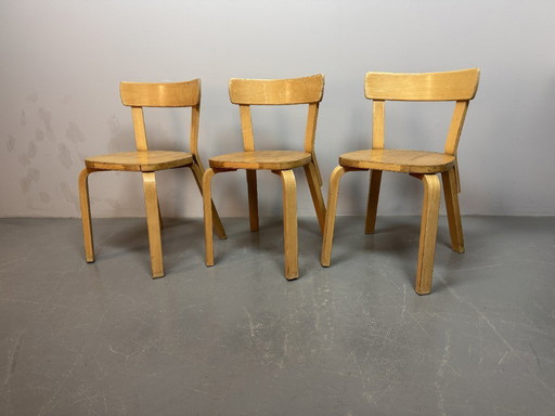 Ensemble de 3 chaises en contreplaqué Alvar Aalto modèle 69, première édition, pour Artek, Finlande, années 1940.