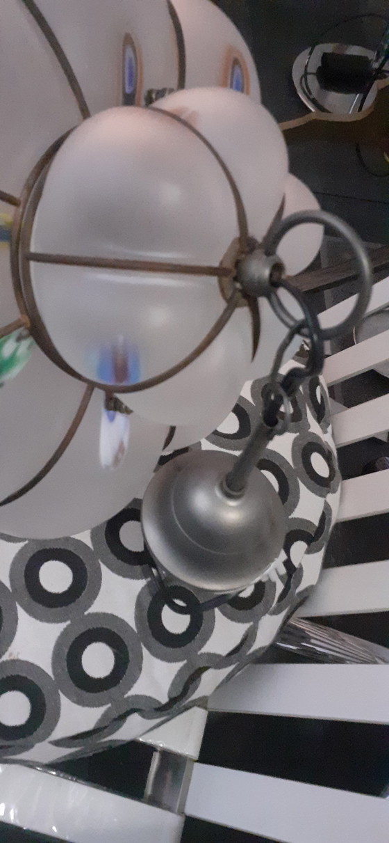 Image 1 of Lámpara colgante de vidrio lechoso con acentos de color.