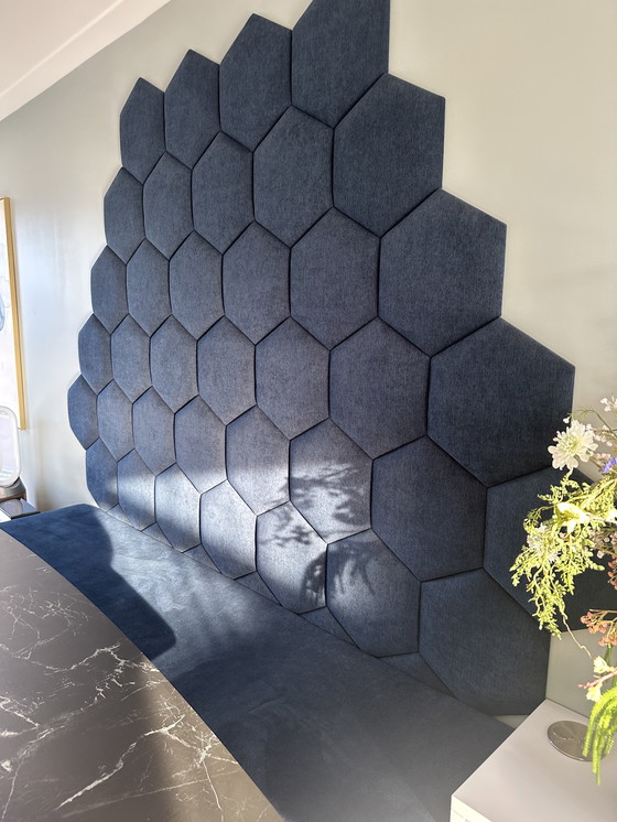 Image 1 of Pensile con panca da pranzo e pannelli murali esagonali