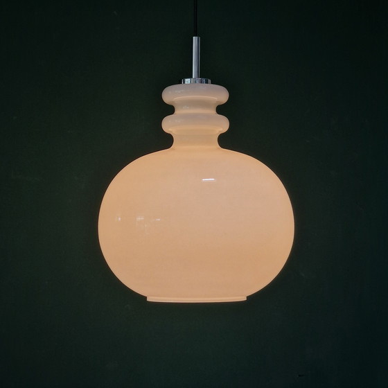 Image 1 of Lampada a sospensione vintage XL di Peill e Putzler, Germania, 1960. Vetro satinato/vetro opalino. Bianco. Diametro 33 cm.