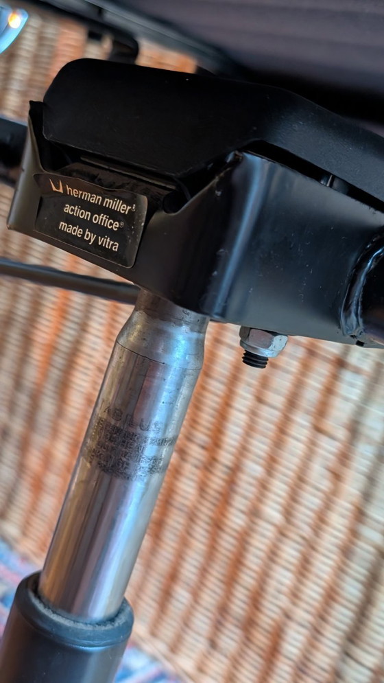 Image 1 of Chaise Vitra Eames en aluminium (modèle EA 117, ressorts à gaz défectueux).