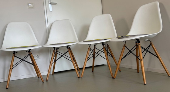 Image 1 of 4x Vitra eames dsw stoelen met seat dots kussens