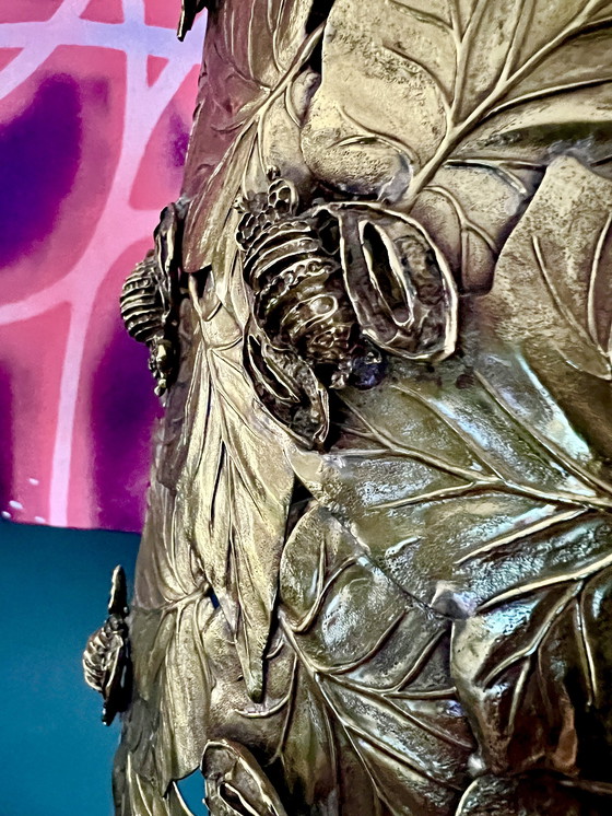 Image 1 of Lampe de table design en laiton ornée de feuilles de vigne et d'abeilles. Numéro de brevet gravé sur la face inférieure, ver