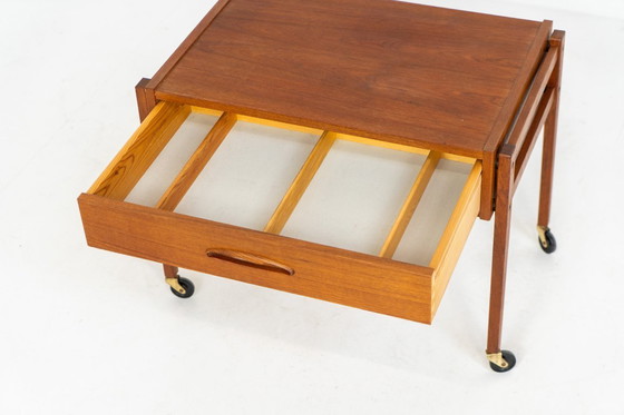 Image 1 of Nähwagen / Beistelltisch aus Teakholz auf Rollen (Dänemark, 1960er Jahre).