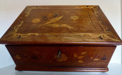 Eine antike Holzbox mit eingelegten floralen Intarsien
