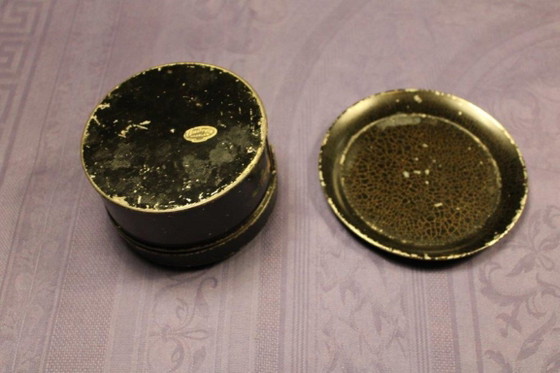 Round box with floral motif, black, Decorative Objects, Metal, Vintage (photo 5 of 10)