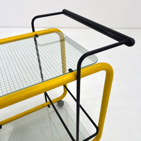 Image 1 of Chariot de service jaune postmoderne à motif Quaderna, années 1980
