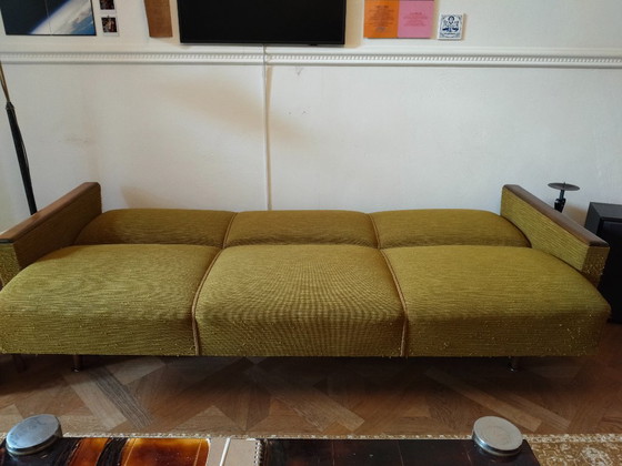 Image 1 of Originales goldgrünes Mid-Century-Sofa aus den 1960er Jahren – ein seltenes Designstück