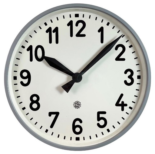 Grande horloge murale industrielle grise de Chronotechna, années 1950