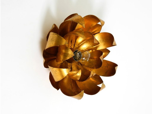 Magnifique applique murale ou plafonnier floral plaqué or des années 1970, orné de grandes feuilles et de style Régence.