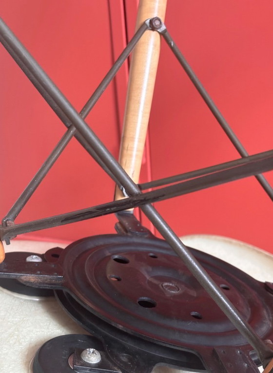 Eames Zenith PAW-stoel uit de jaren 1950, eerste generatie, gemaakt van glasvezel, met draaibare voet. (photo 12 of 15)