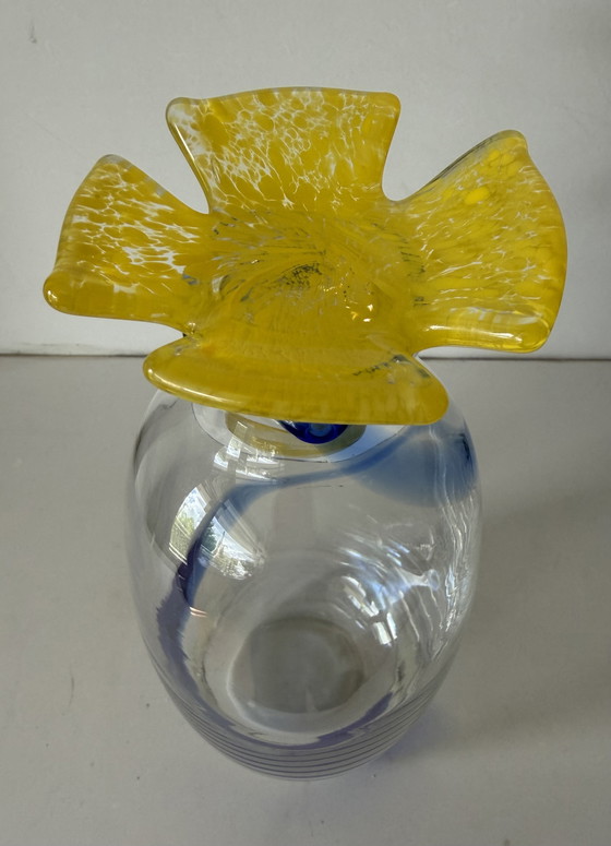 Image 1 of Glaskaraffe mit blauem Fuß und gelbem Blattverschluss