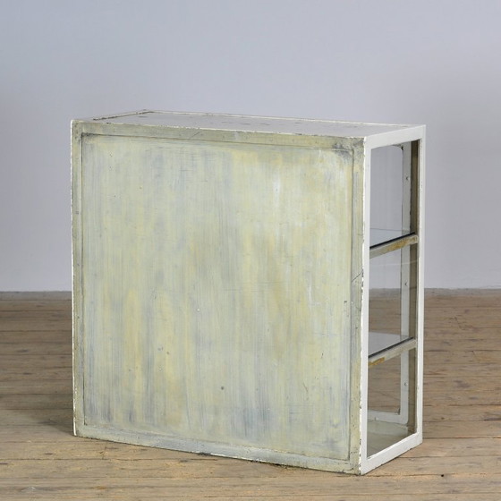 Metalen vitrinekast, circa 1930, Vitrinekasten, Metaal, Glas, Wit, Vintage (foto 12 van 12)