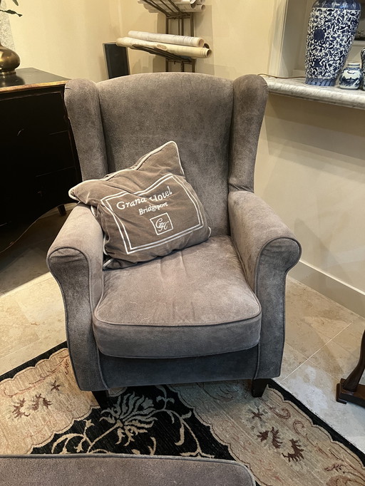 2 pilot leather armchairs that sit great incl. Footstool