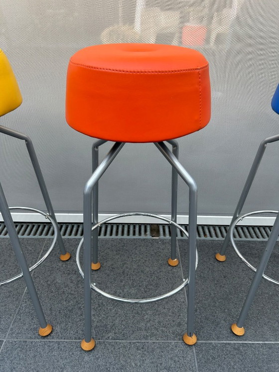 3 taburetes de bar estilo Memphis. – Javier mariscal, Leather (photo 3 of 13)