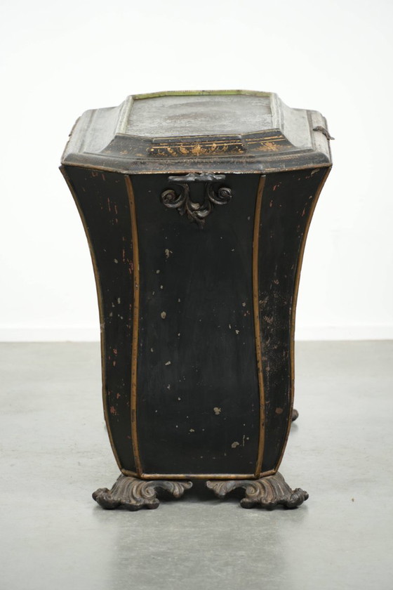 Elegant antique coal/hearth bin in Chinoiserie style from the 19th century with beautiful accents and brass (photo 5 of 16)