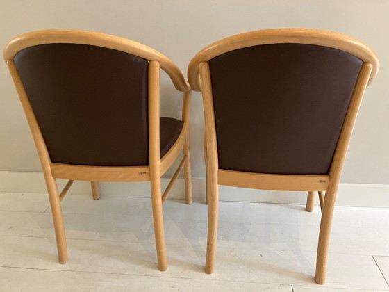 Ensemble de 2 fauteuils TON (Thonet) – Cuir marron et hêtre – En parfait état – Chaises de salle à manger (photo 7 of 7)