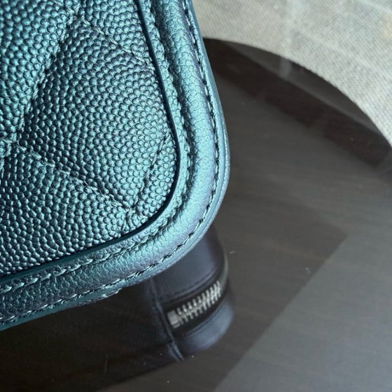 Image 1 of Chanel Filigraan Toilettas Medium - Caviar 21CM Irridiscent Donkergroen Goudkleurige Hardware Serie 26