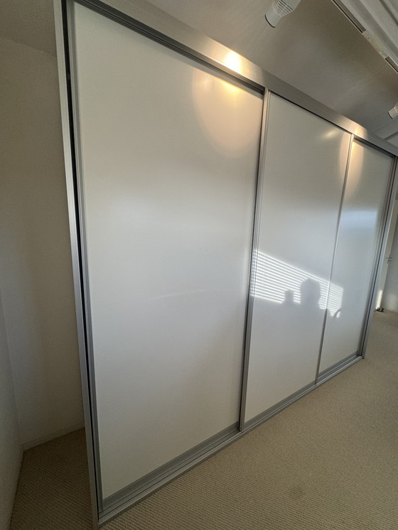 Image 1 of Armadio bianco per vestiti e contenitori con ante scorrevoli