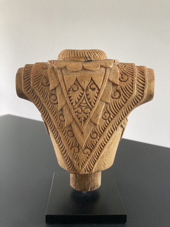 Image 1 of Statuetta in legno intagliato di corazza, altezza 17 cm