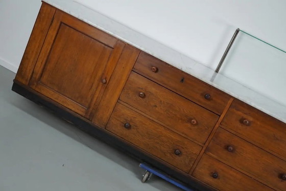 Image 1 of Gran mostrador antiguo Art Déco de chocolate alemán de roble y mármol, década de 1920