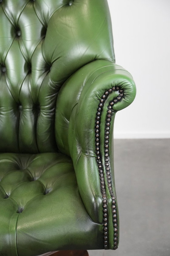 Image 1 of Grand fauteuil de bureau Chesterfield en cuir de vachette vert de style anglais, sur roulettes et à dossier haut.