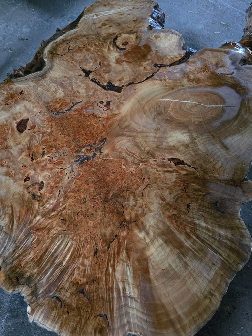 Magnifique table basse en noyer avec le pied d'un vieux tonneau de bière