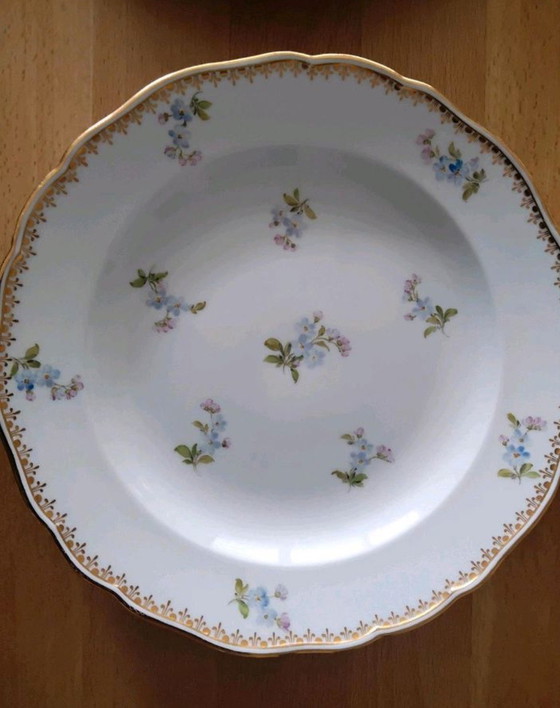 Image 1 of 4 vintage Meissen porseleinen taartschalen met bloemmotief en gouden rand.