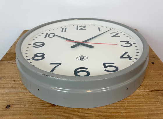 Grande horloge murale industrielle grise de TN, années 1960 – Pendules, Verre, Fer (photo 8 of 15)