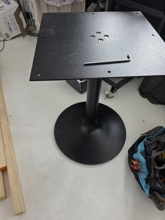 Image 1 of Tavolo da pranzo Swoop con base in acciaio