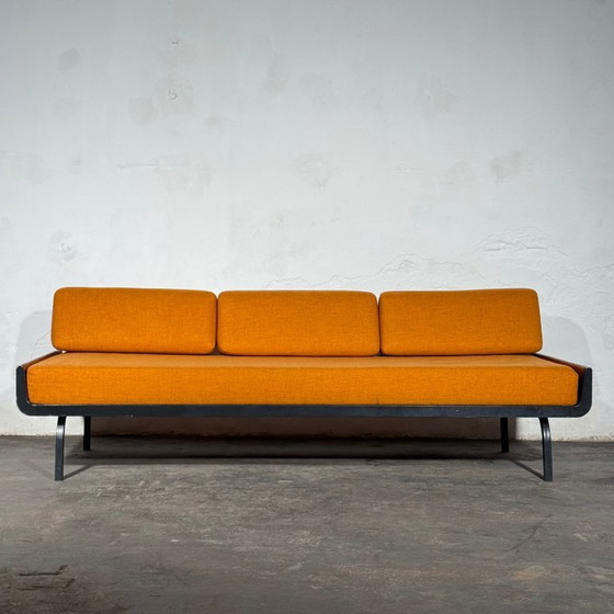 Ariadne Teakhouten Daybed van Friso Kramer voor Auping, jaren 1960 – 3-5 zitsbanken, polished steel (photo 3 of 16)