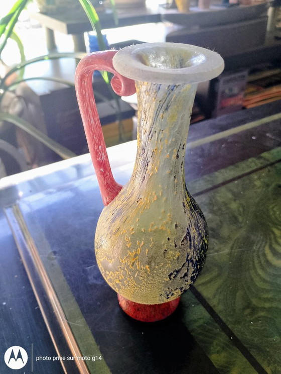 Piccolo vaso in vetro vintage con manico rosso, Decorazione maculata verde e gialla, Vasi (foto 3 di 5)