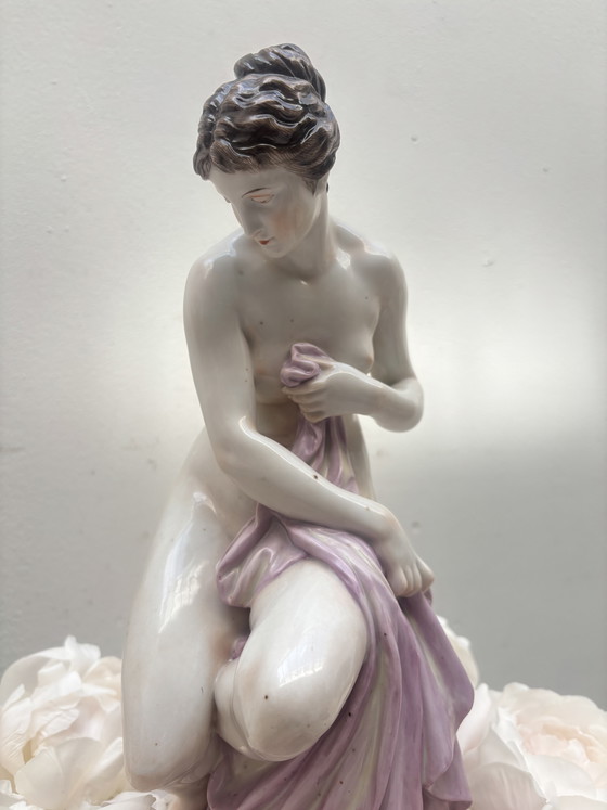 Image 1 of Statue en porcelaine d'une femme au bain