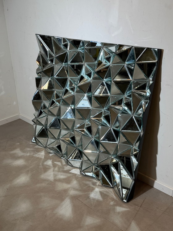 Gran panel de espejo facetado escultórico – Espejo de pared prismático – 145 × 125 cm – Objetos decorativos (photo 6 of 7)