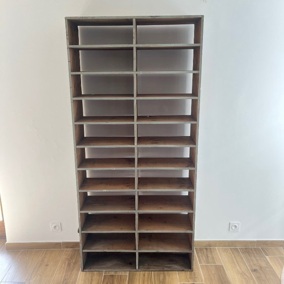 Image 1 of Großer antiker Werkstattschrank mit patinierten Holzfächern, 20. Jahrhundert.