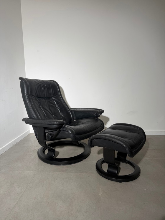 Poltrona relax nera Stressless con poggiapiedi – Poltrone relax (photo 7 of 7)