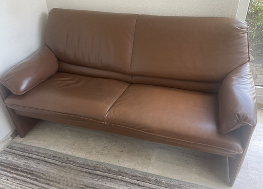Se vende sofá Leolux Bora Beta de 2,5 plazas en piel marrón.