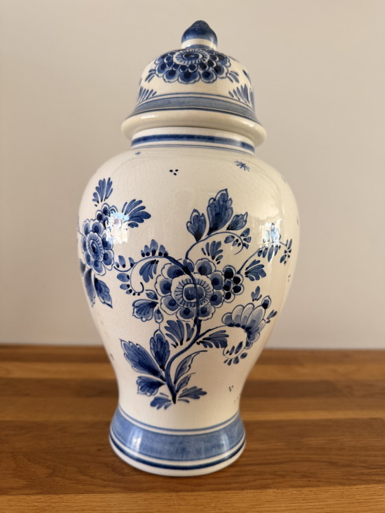 1985 Hand-Painted Delft Blue Lidded Baluster Vase (30 cm) – Signed By Master Painter J.S. – Porcelain (photo 3 of 8)