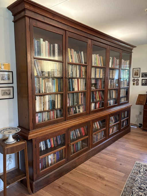 Boekenkast koloniale stijl