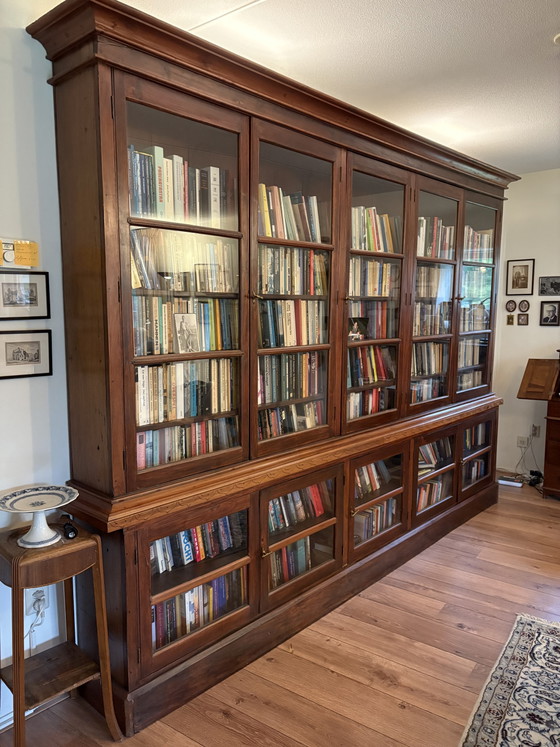 Image 1 of Boekenkast koloniale stijl