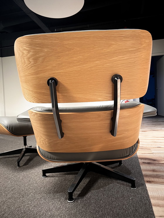 Image 1 of Poltrona e poggiapiedi Herman Miller Eames