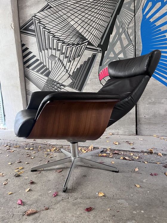 Fauteuil pivotant Conform en cuir noir et bois, Chaises pivotantes, Modern (photo 3 sur 5)