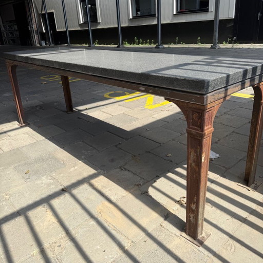 Table unique pour l'intérieur et l'extérieur