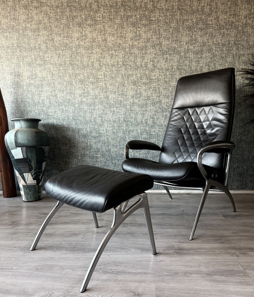 Poltrona lounge James Stressless con poggiapiedi in pelle nera e alluminio
