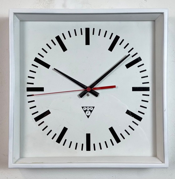 Image 1 of Reloj de pared cuadrado industrial blanco de Pragotron, años 70