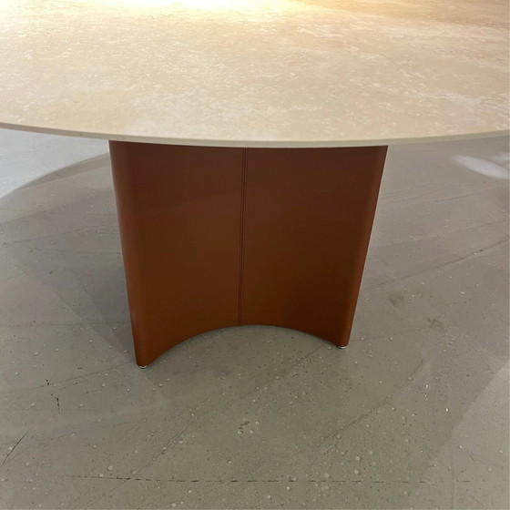 Leolux Conka Ø150 Esstisch – Esstische, Ceramic, Leather (photo 4 of 4)