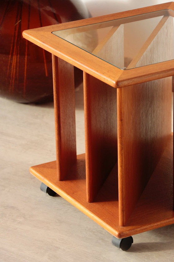 Image 1 of Vintage G Plan teakhouten bijzettafel met tijdschriftenrek en wielen (jaren 60)