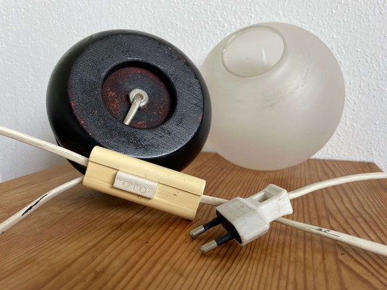 Image 1 of Kleine portugiesische Tischlampe aus schwarz lackiertem Holz mit einem Lampenschirm aus mattiertem Glas